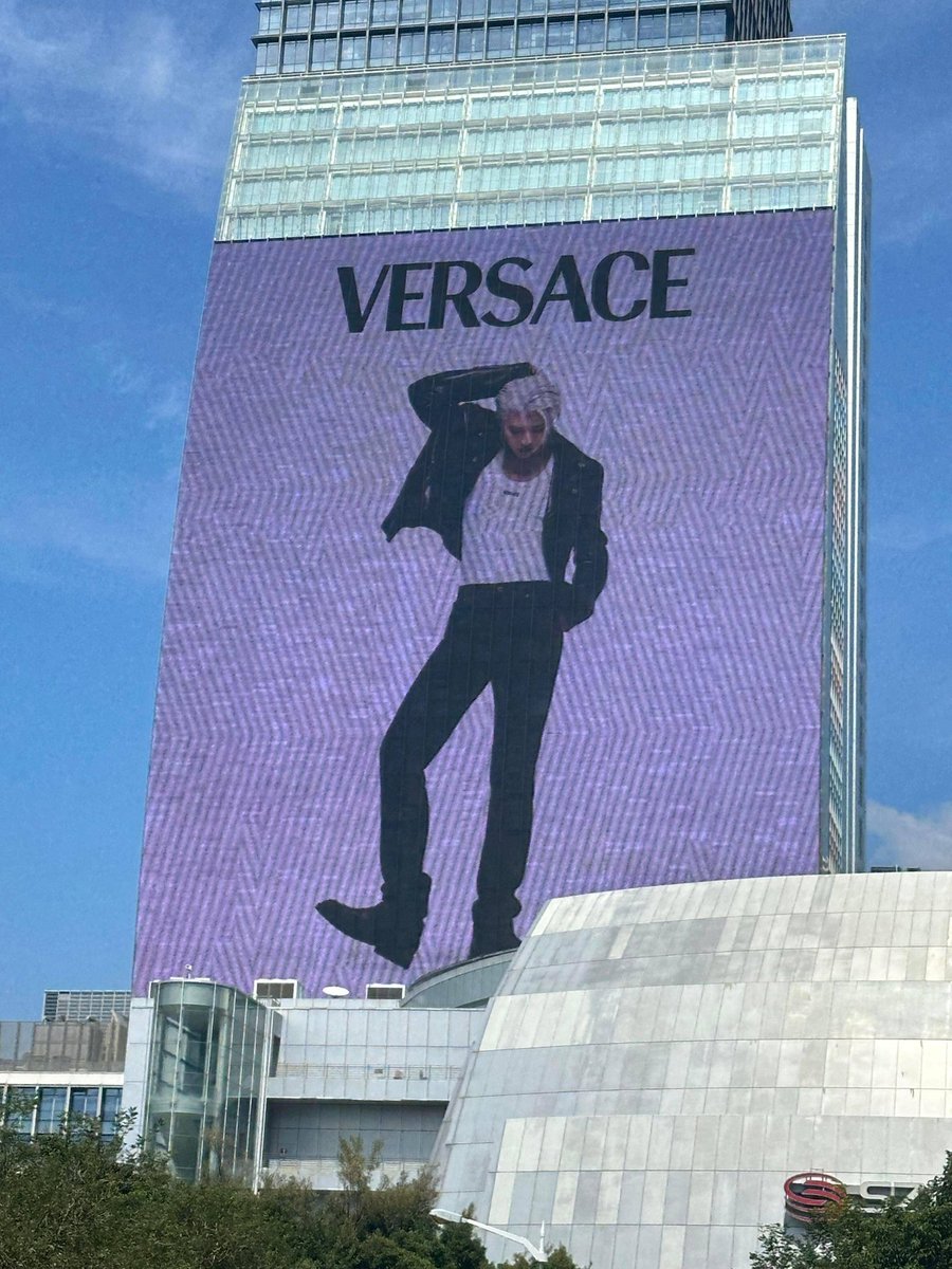 TammyRabby's tweet photo. I see you~ ❤️
#VersaceIcons
#CaiXukun #Kun
#versacexKun https://t.co/p48F0tvxzz
