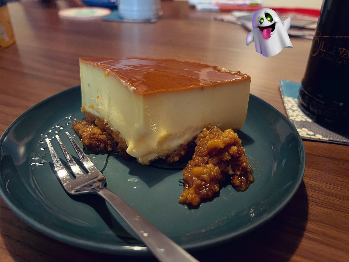 oukiVT's tweet photo. I made this pudding cake on Monday!!! It was so good 👻 

Who wants a slice? 🧸 https://t.co/InuDwpyPKT