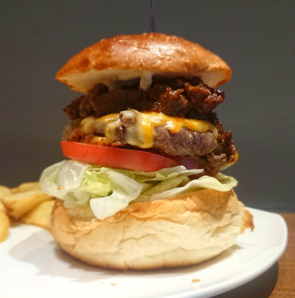 Mascara_condor's tweet image. Brand New Burger@牛込柳町
牛すじチーズバーガー
赤身肉の旨味しっかりなパティの上に牛スジがごろごろ🍔ガブっと頬張ると甘辛ソースやコルビージャックチーズのコクも相まって最幸に美味い!!