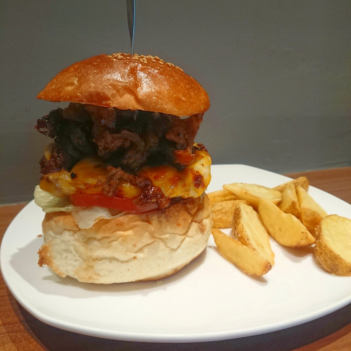 Mascara_condor's tweet image. Brand New Burger@牛込柳町
牛すじチーズバーガー
赤身肉の旨味しっかりなパティの上に牛スジがごろごろ🍔ガブっと頬張ると甘辛ソースやコルビージャックチーズのコクも相まって最幸に美味い!!
