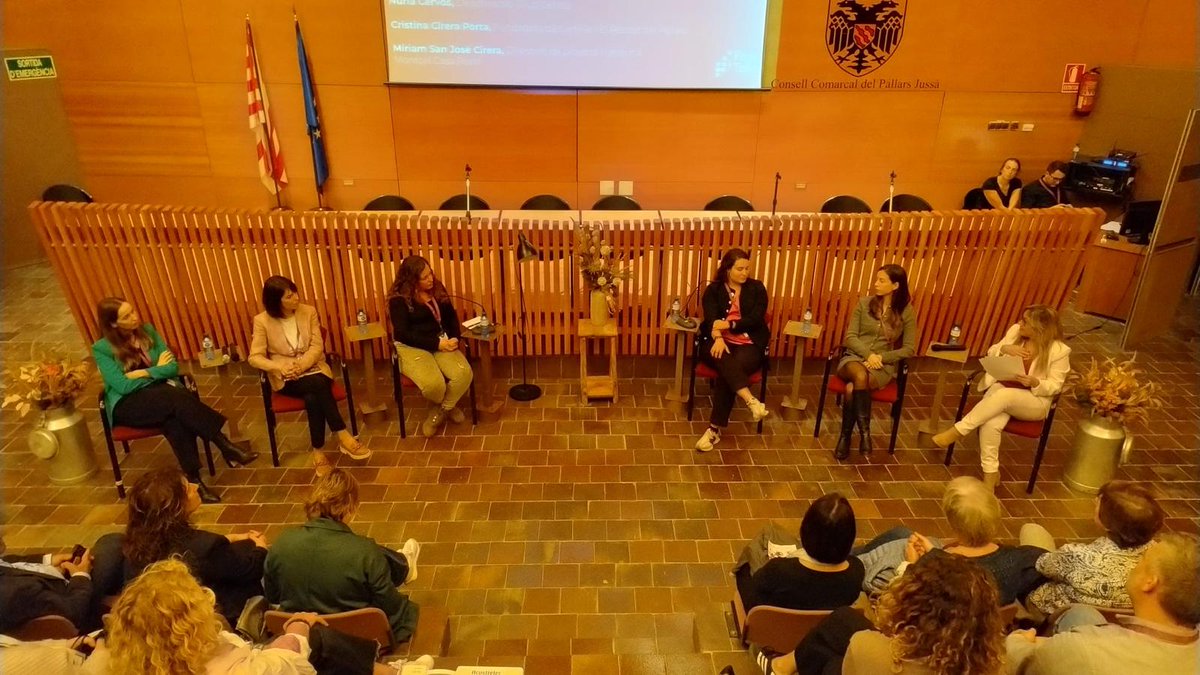 govpirineuiaran's tweet image. Ahir al vespre la delegada @silviaromerog va assistir a les Jornades 🟣 #FemTalks #Pirineus 

Celebrades a Talarn, al Pallars Jussà, es va debatre i reflexionar sobre la innovació, l&apos;empresa i la dona a través d&apos;emprenedores i professionals en el territori dels Pirineus