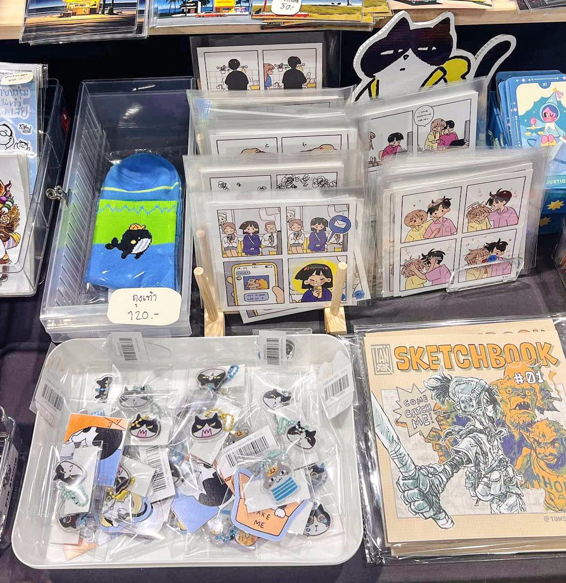 Kanisstudio's tweet photo. ซ้าย = ก่อนงานหนังสือ
ขวา = วันอาทิตย์ที่ผ่านมา 💕✨

วันนี้กำลังเอาถุงเท้าทุกลายเข้าไปเติมนะคะ
สติกเกอร์ และเข็มกลัดด้วย 

ลูกพี่อยู่ที่บูธ F42 สำนักพิมพ์ 10mm นะคะ^^ https://t.co/eeYgiDeF7e