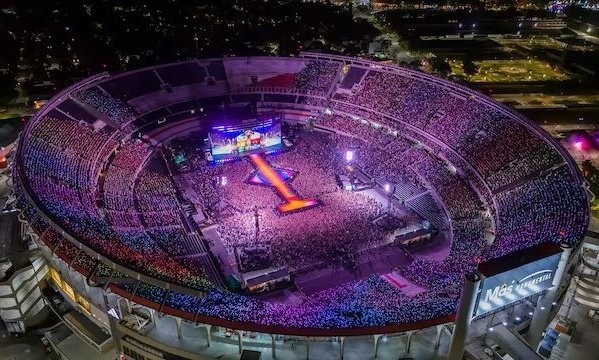 scarlettswift_'s tweet photo. cada vez que veo una foto del monumental solo puedo pensar en esto https://t.co/Nrchib7UBj