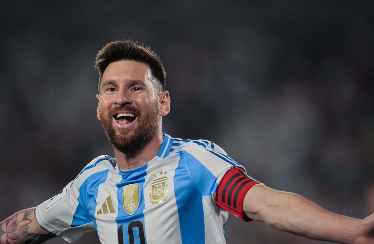 Clubarribaperu's tweet photo. Máximos goleadores de la historia del fútbol (Goleadores en partidos oficiales)
1. Cristiano Ronaldo 🇵🇹*9️⃣0️⃣6️⃣
2. Leonel Messi 🇦🇷*8️⃣4️⃣6️⃣⚽️⚽️⚽️
3. Josef Bican 🇦🇹🇨🇿8️⃣0️⃣5️⃣
4. Romario🇧🇷7️⃣7️⃣2️⃣
5. Pelé🇧🇷7️⃣5️⃣7️⃣
6. Ferenc Puskas🇭🇺🇪🇸7️⃣4️⃣6️⃣
7. Gerd Müller🇩🇪7️⃣3️⃣5️⃣
*Futbolistas en actividad. https://t.co/uAHbe1v3d1