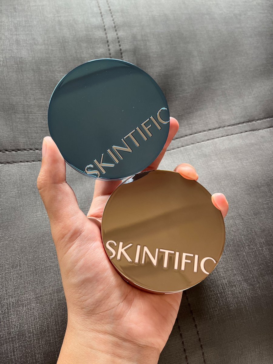 ได้ลองทั้งสองสูตรแล้ว! มาเทียบคุชชั่น skintific ให้ดูชัดๆ ตลับทองจะให้งานผิวโกลว์ เล่นแสงกว่า ปกปิดกลางๆ ได้ความธรรมชาติ 💛💙แต่จากใจคนผิวมันอยากให้ลองตลับฟ้า มีความแมตต์ขึ้นมา เพิ่มความปกปิดได้เริ่ดมากๆ รอยสิว+ใต้ตาคือกริบ #แมตต์ที่ใช่ของผิวคนไทย #Matteนี้ยังไงก็ชนะ #ใช้ดีบอกต่อ https://t.co/onkrOs4qrz