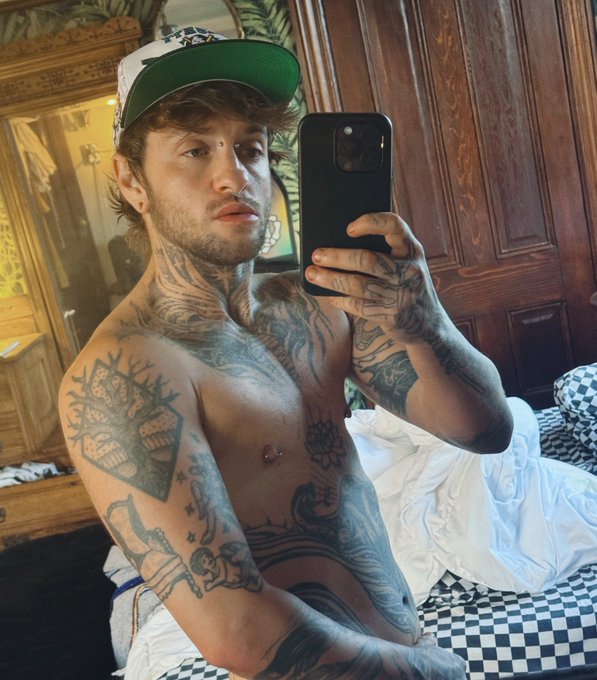 1 pic. brunette w/ beard today :) ⭐️ https://t.co/YAeu5iSPJc