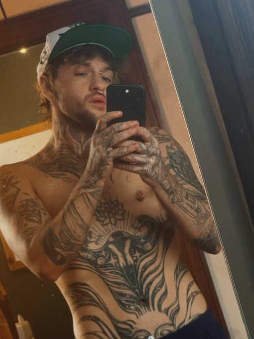2 pic. brunette w/ beard today :) ⭐️ https://t.co/YAeu5iSPJc