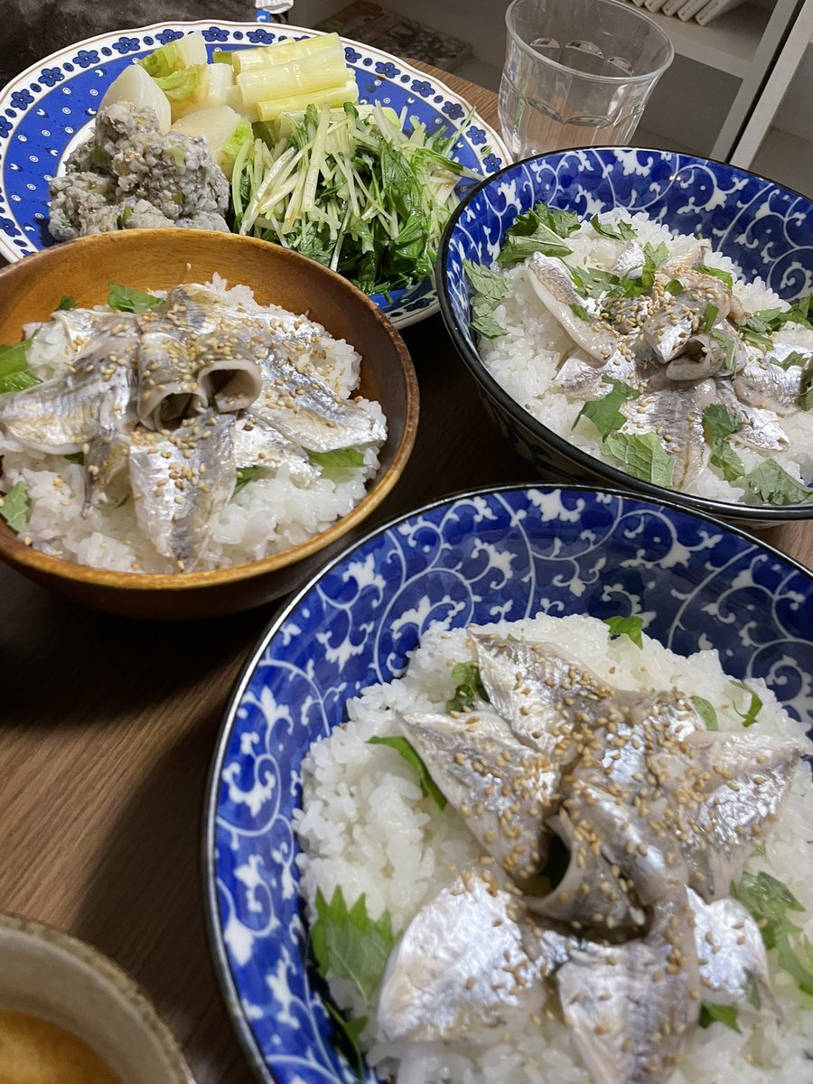 PbzyfOBJQCehmjs's tweet image. 昨日料理してました。
釣った魚たち、ありがとう。
酢〆とつみれ。うまーー🐴
 #飯テロ