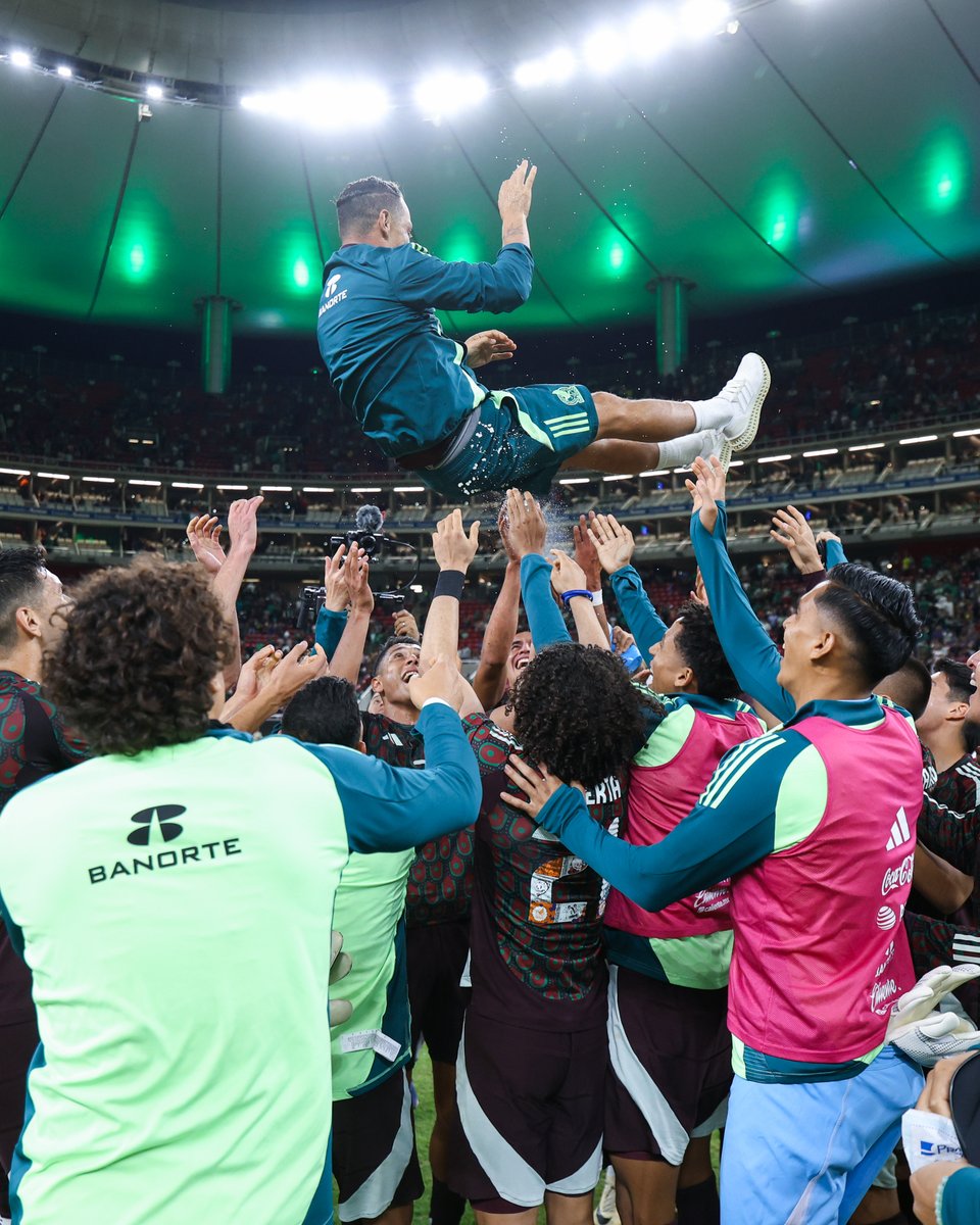 miseleccionmxEN's tweet photo. Thank you, Principito 🫅🏻 

@AGuardado18 ❤️ https://t.co/E6M8dk15PW