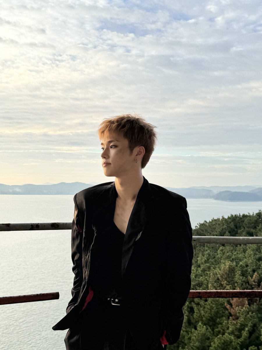 나같은 경우에는 세상의 마지막 순간에 이런 남자가 눈 앞에 보인다면 어떤 초인적인 힘을 발휘해서 어떻게든 세상을 연명시킴