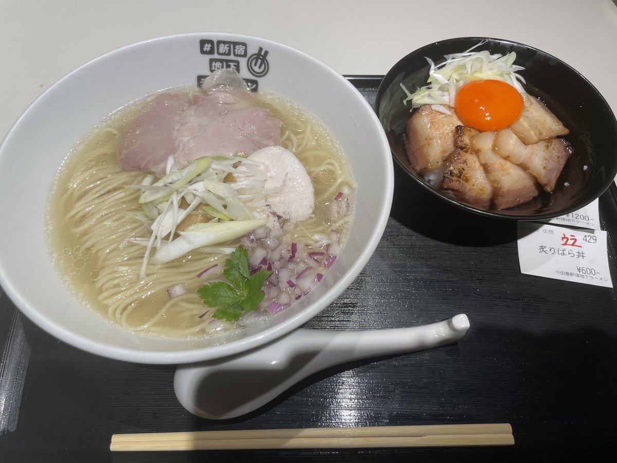emitta415's tweet photo. 新宿地下ラーメン 『琥珀×時雨』琥珀さんの宍道湖しじみの貝だし塩らぁめん🍜
吊るし焼き豚の炙りバラ丼🍚
美味っ!!!!!
一口目美味し過ぎて倒れるかと思ったw
ラーメン師匠 DJ40周年&生誕60年 おめでとうございます㊗️
やっとラーメンでお祝いできた☺️
#ste100 https://t.co/AusqlPTJZG