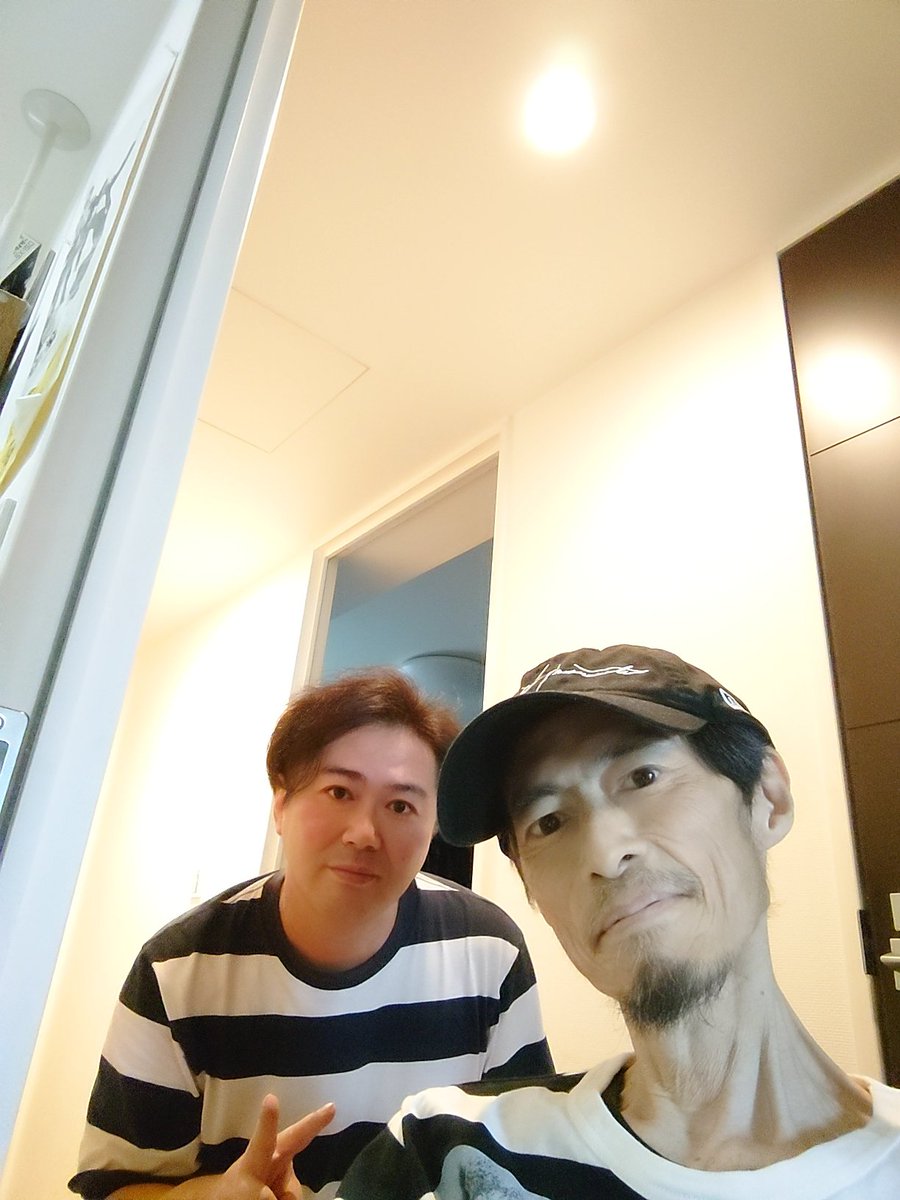 そして病院から自宅まではギタリストの江部和幸くんが送ってくれて部屋までの荷物なども運んでくれました(ボーダーTシャツ被った、笑)。
いろいろな人に助けてもらっています。ありがとう！