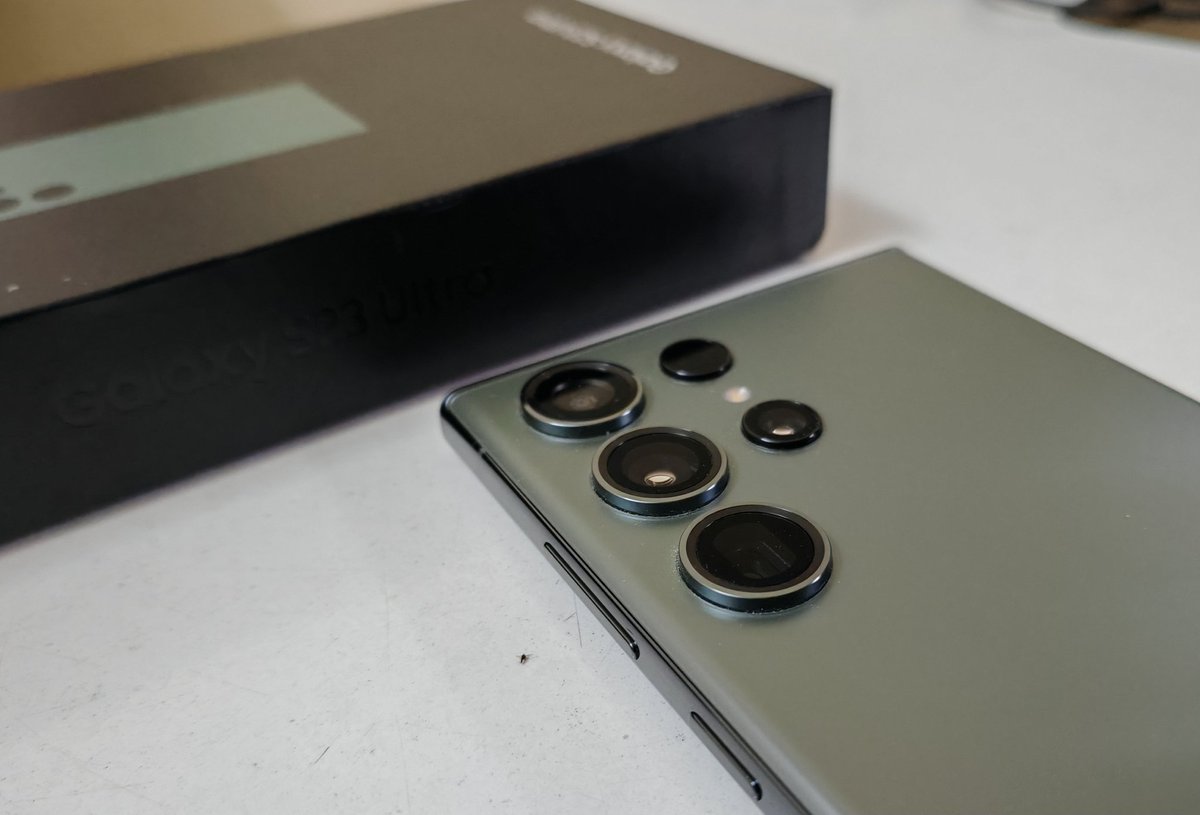 Bhuvan_RJ46's tweet image. Guys 🙋
The Ultra Flagship is finally in my hands, and I’m absolutely blown away 🔥🔥
.
.
A huge thank you to @RajivMakhni Sir and the entire team for this incredible gift 🎁 and making this dream come true. I’m truly grateful for this gift and for your kindness.
🤍 Thank You 🎉