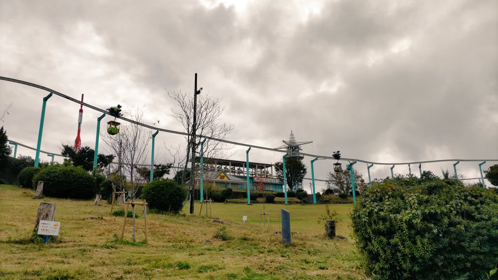 やべぇ
めっちゃ色々乗ってみてぇ！

しかし周りが家族連れや学生だらけの中で一人で乗るとか
重役が出ている会議で1人発言するよりも敷居がたけぇ…
