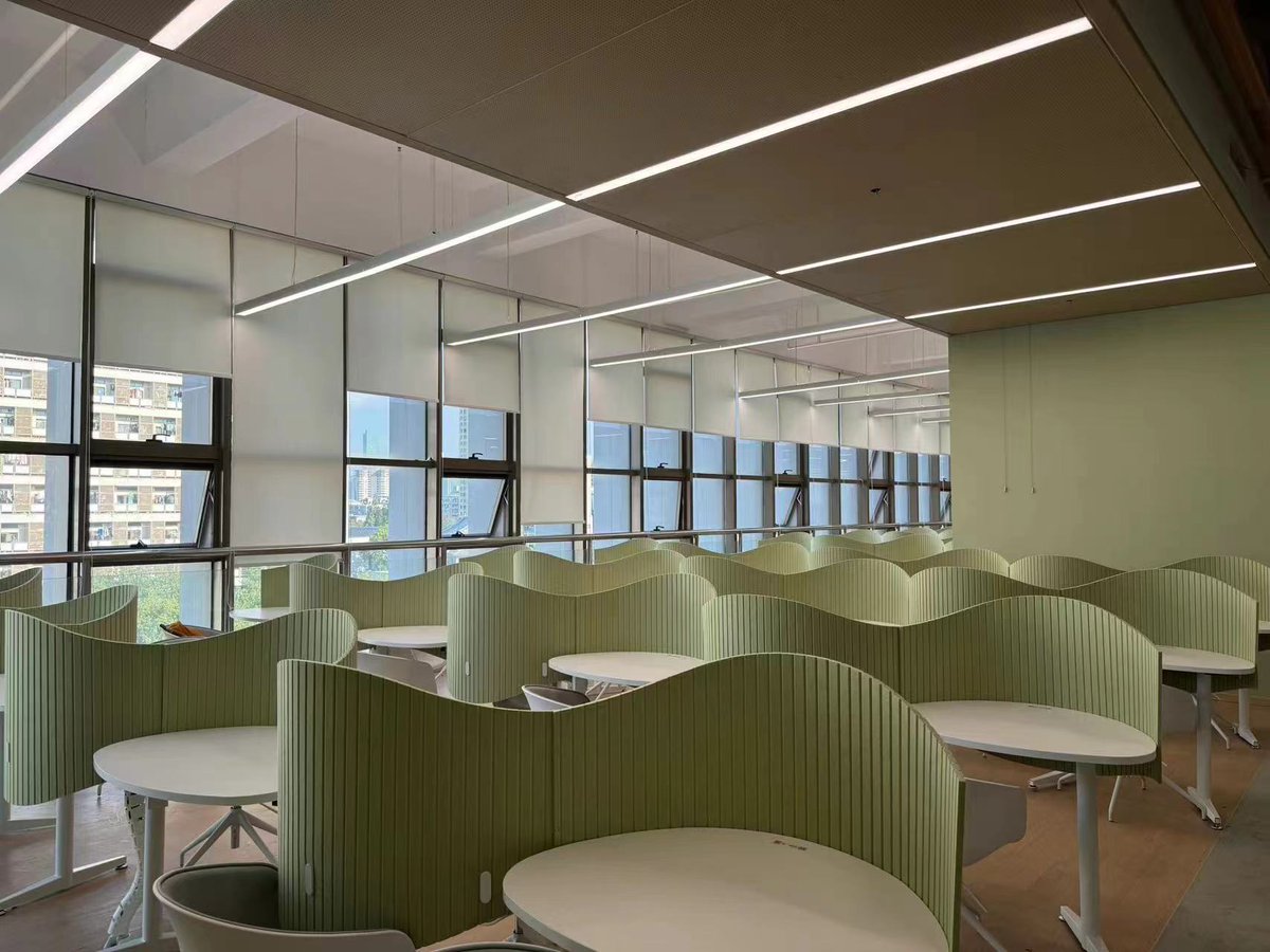 KalieZhang's tweet photo. 最新ある大学図書館プロジェクトのご紹介です！

エコなポリエステルファイバー製のデスクパネルで、吸音性に優れ、快適なオフィス空間を実現！リサイクルペットボトルから作られ、サステナビリティ目標にもマッチしています ♻️💚

#デスクパネル #エコ素材 #オフィスデザイン #サステナビリティ https://t.co/aEftkMWNDS