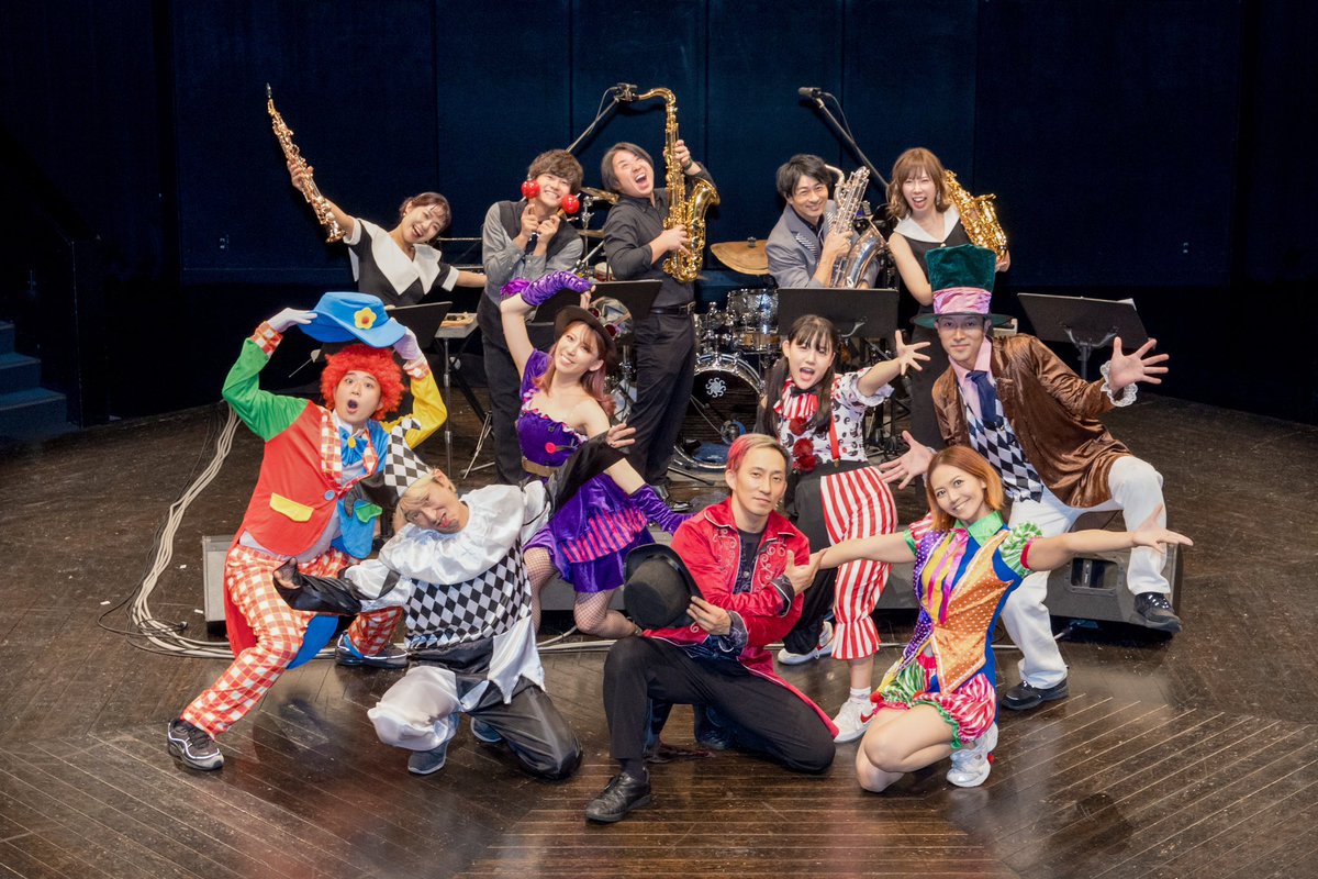 New moon saxophone quartet × SAKURA WINGによる
Saxophonic Dancing Show！✨
ステージをぐるっと取り囲む席にお客さまがびっしり！ありがとうございました！
皆さまいかがでしたか？
お客さまの満面の笑顔に囲まれ、最高なショータムイムでした！エンタメ最高♡
This is the greatest show！