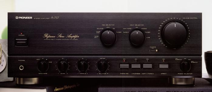 ds77ex's tweet photo. 798のクラスで革命を起こしたSONYのTA-F333ESXに対抗して作られた物量投入機の中でもPIONEERのA-717が最も力が入っていたように思います
(79,800円で19.6kgもの重さ)

目を引く巨大な2個のトランスに加え、ボリュームも含むロータリーノブも全てアルミの無垢材からの削り出しで重厚感に溢れています https://t.co/gLjKp2SsKR