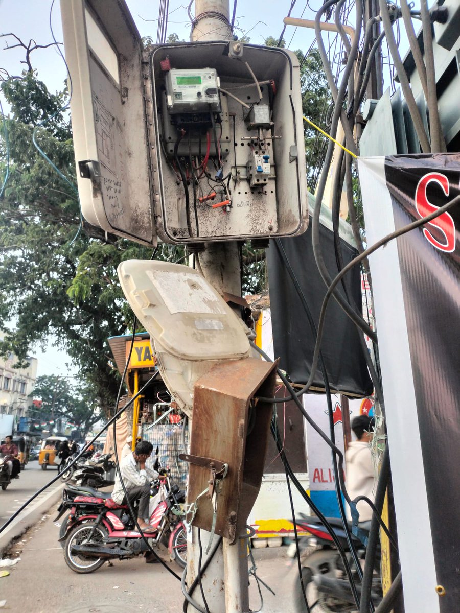 GHMCDyEE's tweet photo. @mukhtarbaag @GHMCOnline @CommissionrGHMC @revanth_anumula @TelanganaCMO Neutral complaint at above location hasbeen https://t.co/4A2r1KIA9m the mast is glowing. https://t.co/CFoPR2KKHX