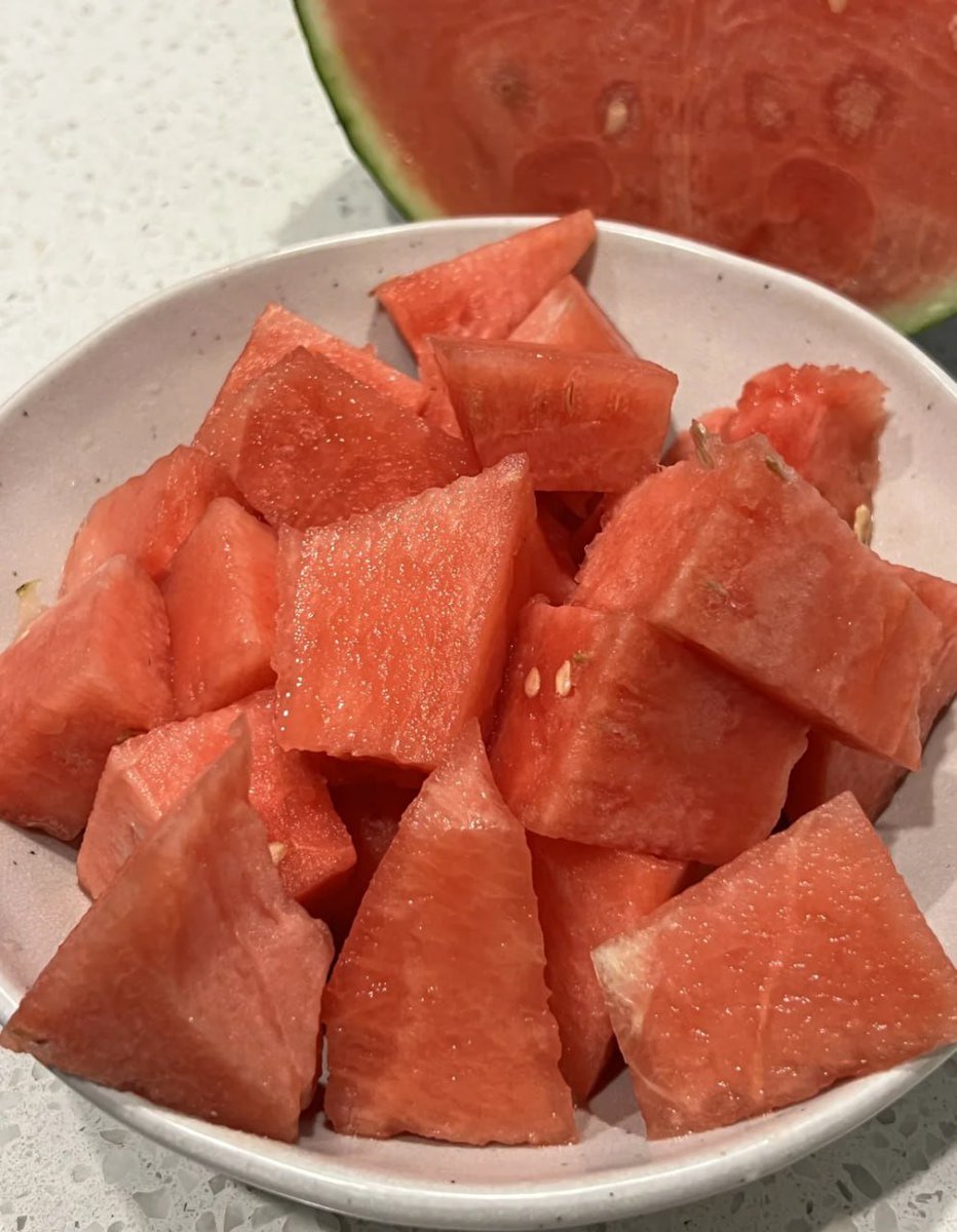 emilydesigns_'s tweet photo. Eat melon 🍉

Sweetness is always my favorite, crispy, sweet and delicious https://t.co/MenETe7oyD