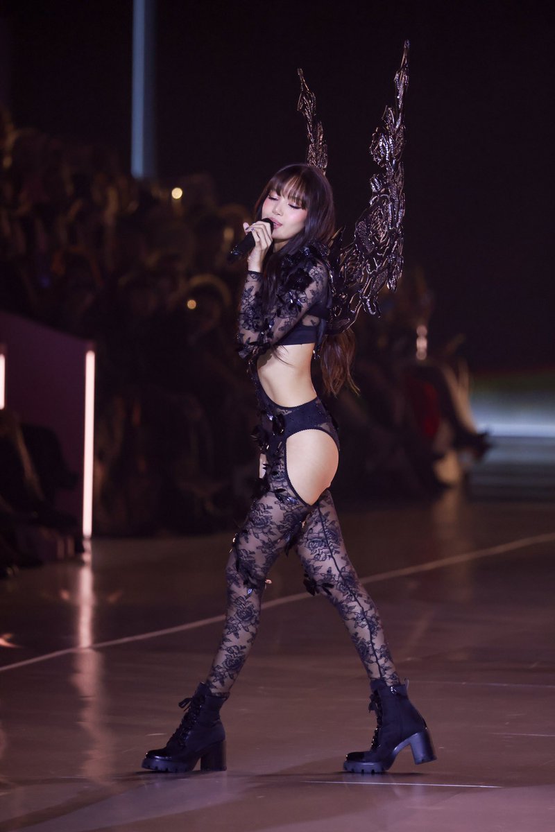 extratv's tweet photo. LISA rocked her own Angel wings to perfection as she performed at the #VSFashionShow! 🪽🎶  See more pics 🔗: https://t.co/JCE4r0Q6wp

#LISAxVictoriasSecret https://t.co/kp4bxrDlRa