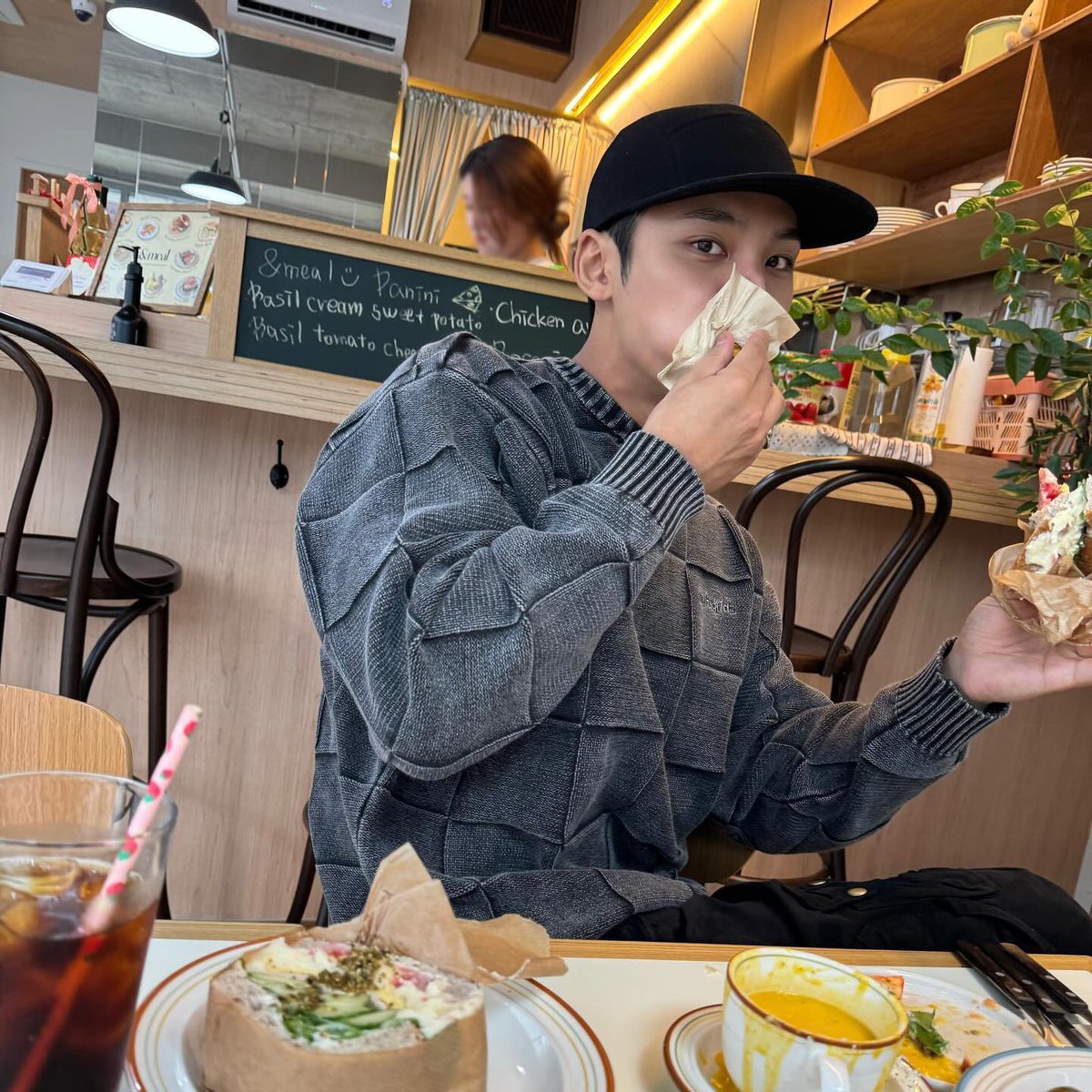 하너무귀여워........ 볼뽈록한거봐