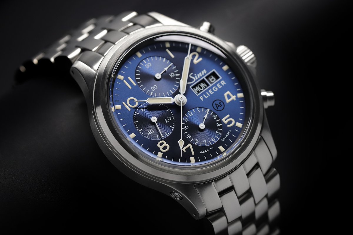 358 Sa PILOT B E – the traditional chronograph with a dark-blue dial and ivory-coloured coating.

#sinn #flieger #chronograph

sinn.de/en/watches/all…