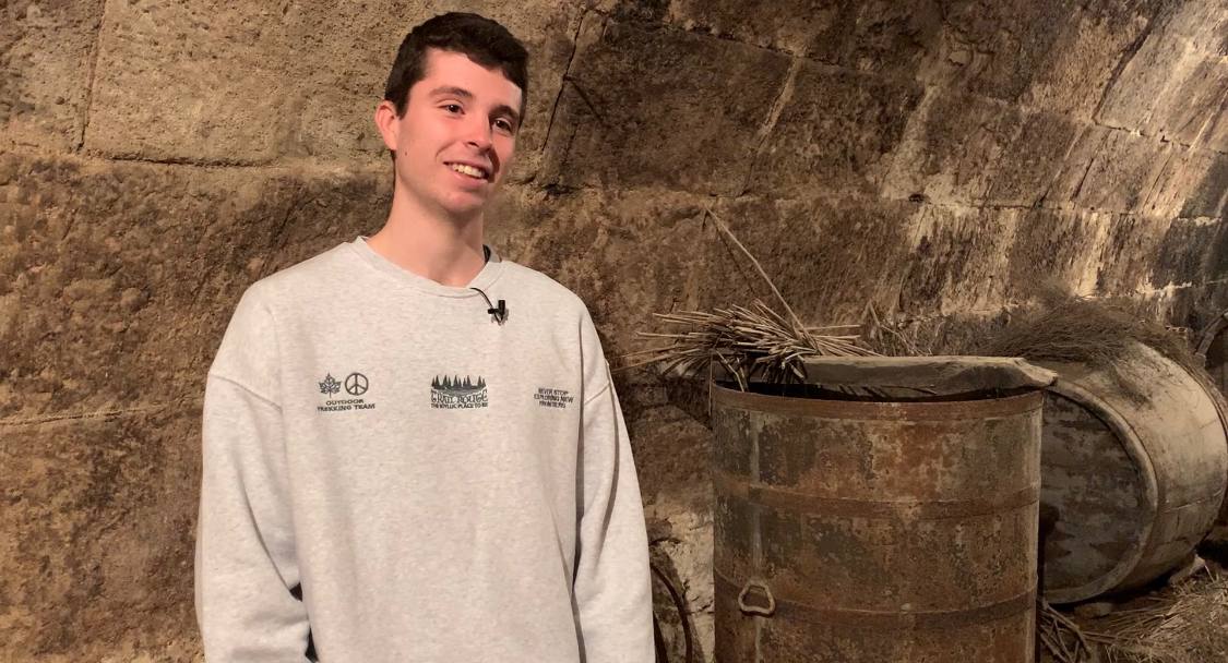 Fuimos a #SierraCodés conocer #TejiendoCaminos, proyecto impulsado por los Aytos, dinamizar y frenar despoblación en 17 pueblos, cambiar la percepción de falta de oportunidades,mejorar servicios y viviendas, fomentar el turismo y la economía sostenible. Jon y Cristina anfitrionas