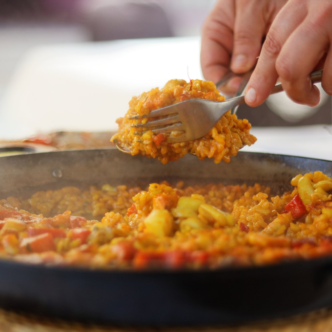 DTWELanguages's tweet photo. Get a taste of culture with these delicious culinary experiences 👇You can get a glimpse of a country's history, traditions and people through their food, so cooking and tasting experiences are a great way to give students a deeper understanding of the language they're learning. https://t.co/qaDT44nbcT