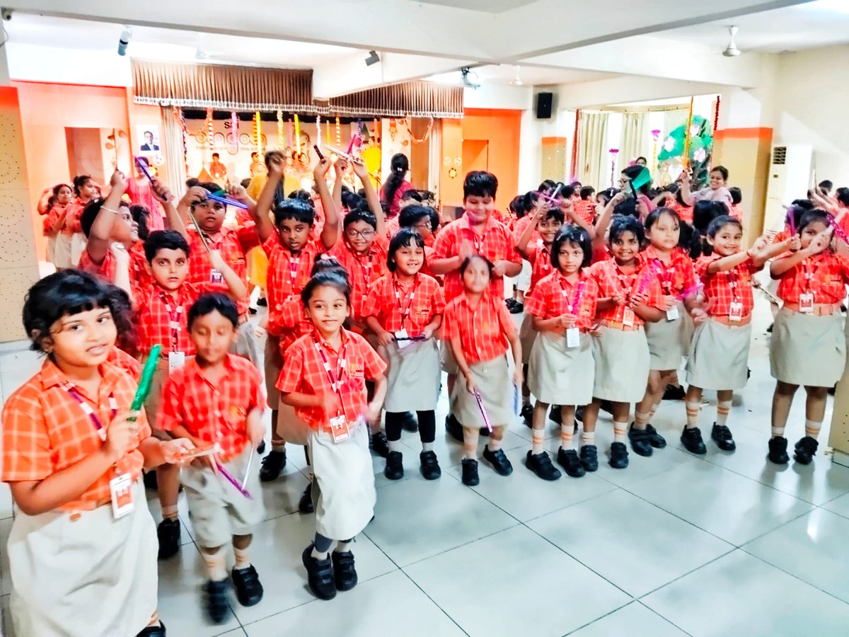 SAI_Edu_In's tweet image. On October 8, 2024, the Class I SAIoneers celebrated Dandiya with joy and enthusiasm! The students had an absolute blast dancing together to the lively beats, 
#DandiyaFever #FunTime #GettingTogether #SAIoneers
#DandiyaCelebrations