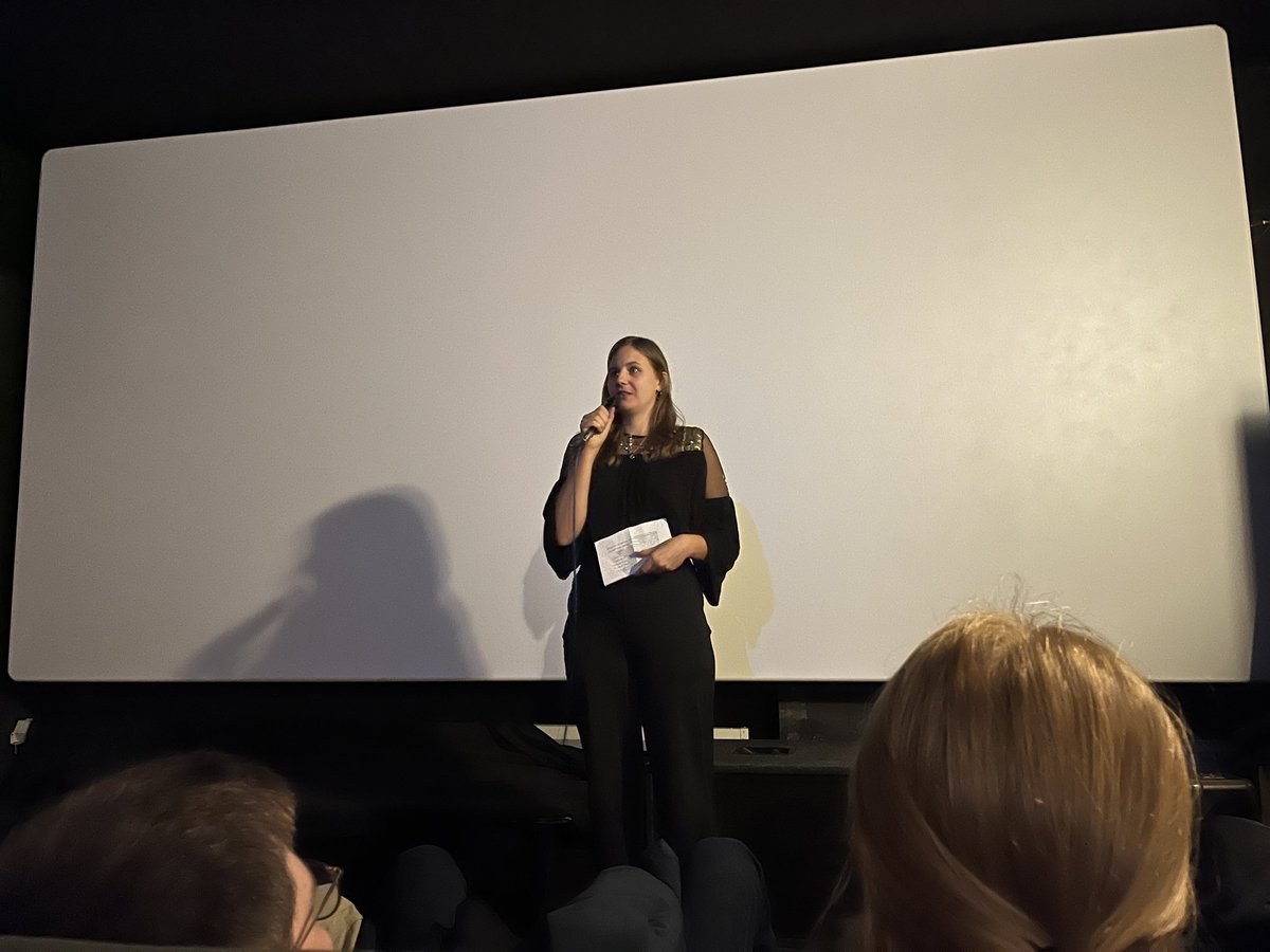 Am Wochenende hatten wir unsere Premiere von unserem Dokumentarfilm, Die Macht des Visums. Wir hatten volles Haus und rolle Gäste. Danke an alle die da waren! 
Jetzt gehen wir mit dem Film auf Tour durch das Land. Wenn ihr Interesse habt ihn in eurer Stadt zu zeigen, meldet euch!