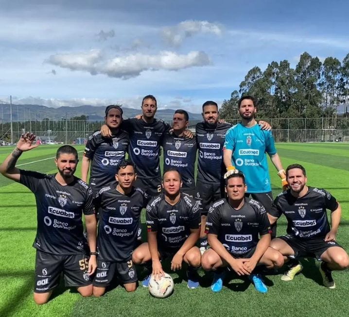 Algunos de los "pollo frito" que aplauden que Arroyo, de sparring pase a debutar en la Selección Mayor, de forma sorpresiva... Hasta los uniforman cuando los llevan a jugar en la cancha de Deller.
