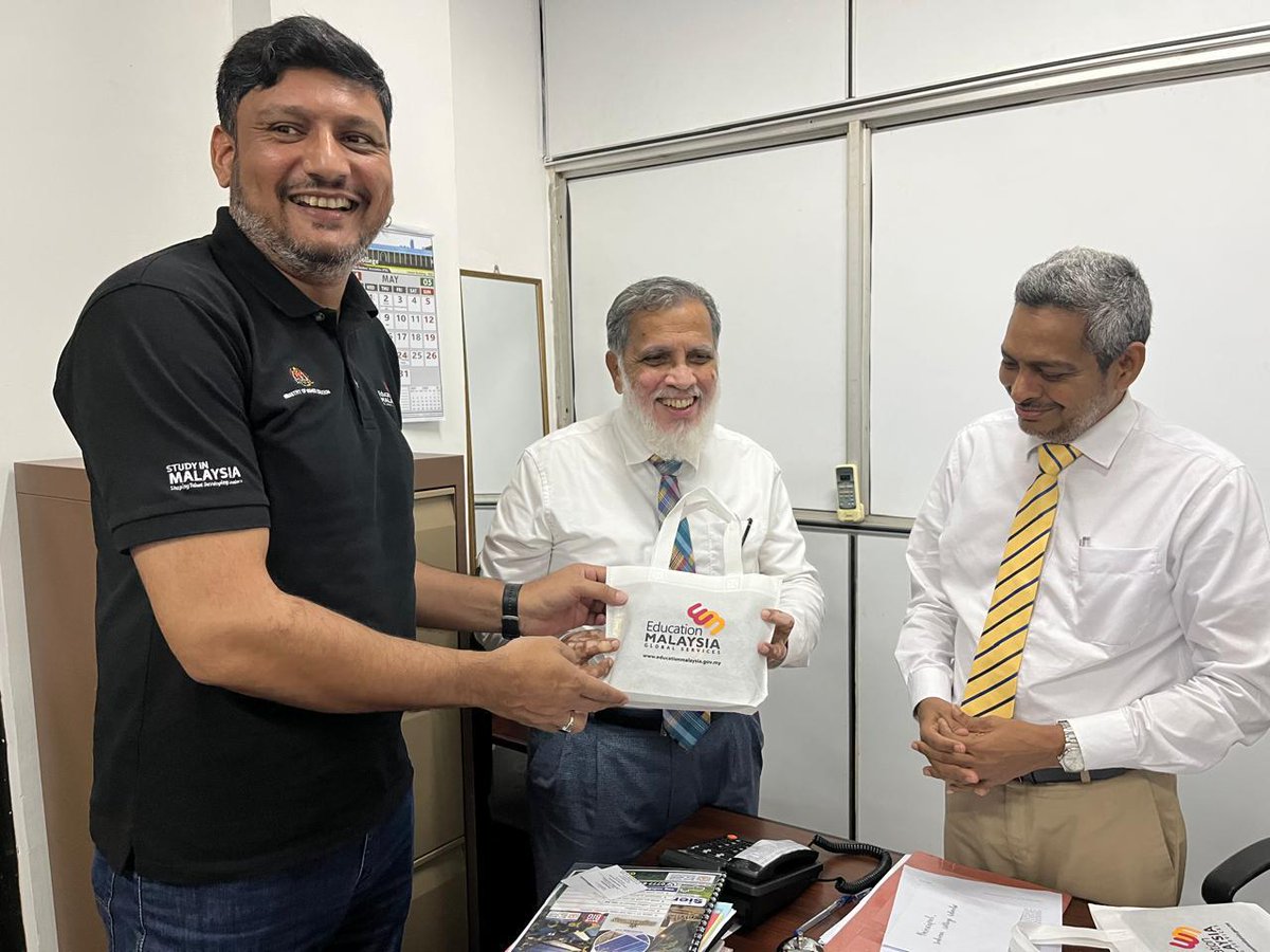 InfoMway's tweet photo. Had an amazing visit to Zahira College, Colombo with EMGS! 🇲🇾🎓 Thrilled to discuss study opportunities in Malaysia for aspiring students. Can’t wait for future collaborations! ✨📚

#ZahiraCollege #EMGS #StudyInMalaysia #EducationOpportunities #FutureCollaborations https://t.co/PWf7chjE6J