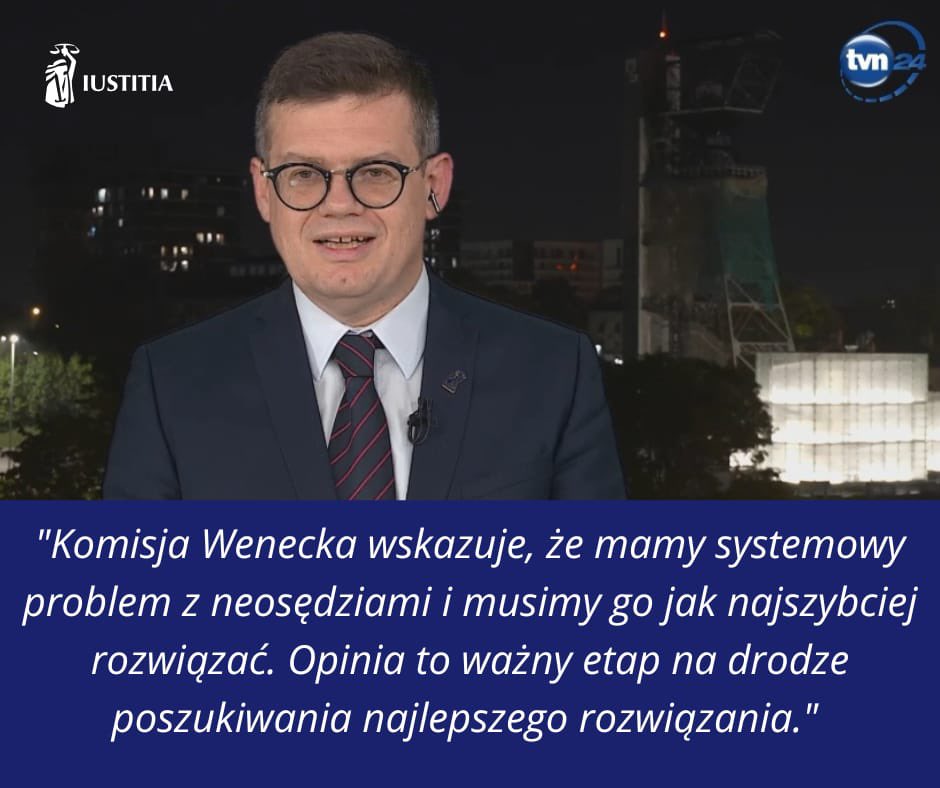 JudgesSsp's tweet photo. - Komisja Wenecka wskazuje, że mamy systemowy problem z neosędziami i musimy go jak najszybciej rozwiązać. Opinia to ważny etap na drodze poszukiwania najlepszego rozwiązania - mówił w Fakty po Faktach prof. Krystian Markiewicz, prezes #Iustitii i przewodniczący Komisji Kodyfikacyjnej Ustroju Sądownictwa i Prokuratury.
- Opinia potwierdza, że tę kwestię trzeba załatwić systemowo dzieląc neosędziów na grupy. Komisja Kodyfikacyjna od początku swoich prac przyjęła takie założenie - podkreślił.
- Trzeba połączyć zalecenia opinii z wymogami Konstytucji, czyli, że do powołania sędziego konieczny jest wniosek prawidłowej Krajowej Rady Sądownictwa, a tej przecież nie mamy. O tym mówią wyroki Sądu Najwyższego i Naczelnego Sądu Administracyjnego. Nie możemy ich pomijać - zaznaczył sędzia.
Wkrótce Komisja Kodyfikacyjna przedstawi projekt ustawy o nominacjach neosędziów, która będzie zgodna z Konstytucją i europejskimi standardami.
https://t.co/lhxiYwlSzf
