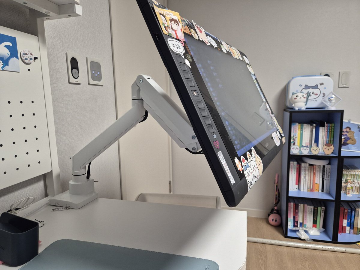 모니터암 샀는디... 잘못샀나봐 신티크가 책상에 안닿음 저게 제일 내린 각도임...ㅠ