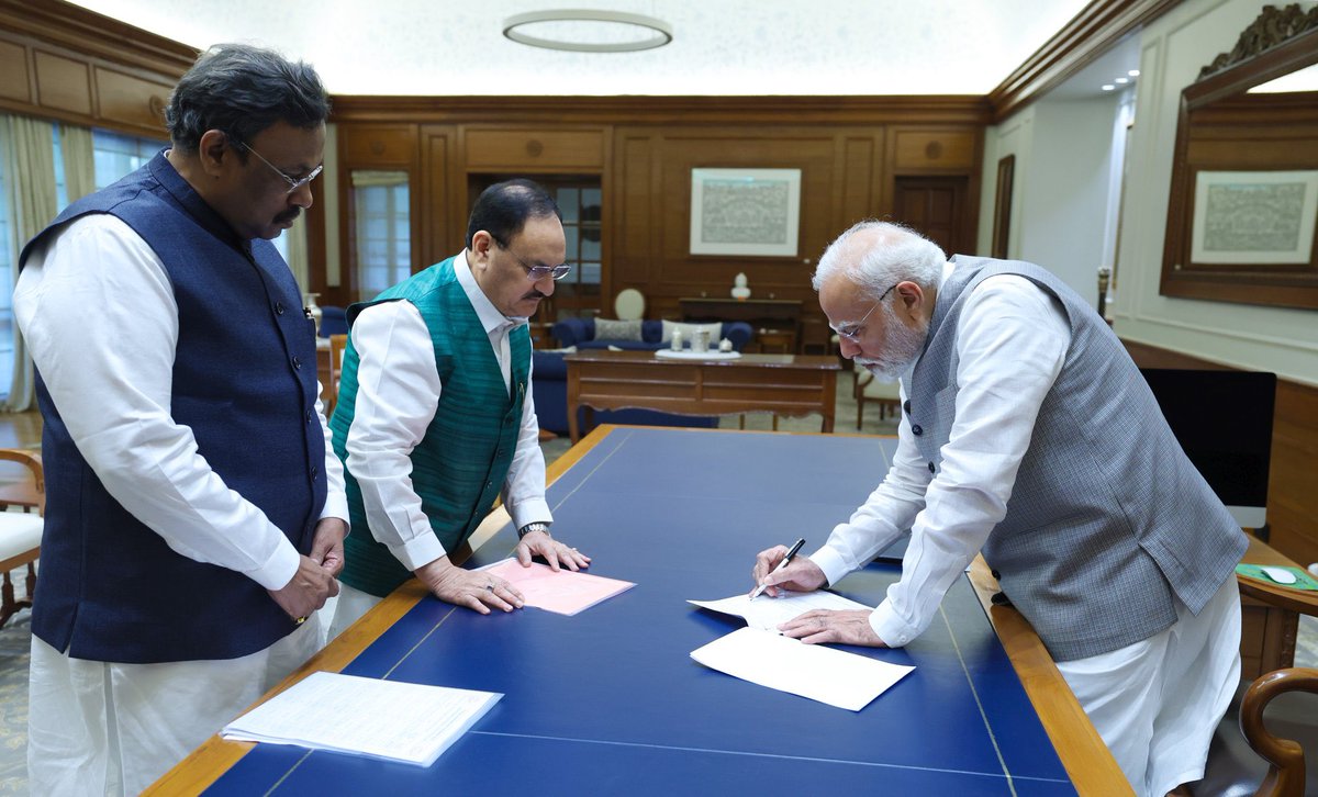 BJP4India's tweet photo. भाजपा राष्ट्रीय अध्यक्ष श्री @JPNadda की उपस्थिति में प्रधानमंत्री श्री @narendramodi ने 'सक्रिय सदस्यता अभियान' की शुरुआत की और पार्टी के पहले सक्रिय सदस्य बने। https://t.co/92yYsvwIk5
