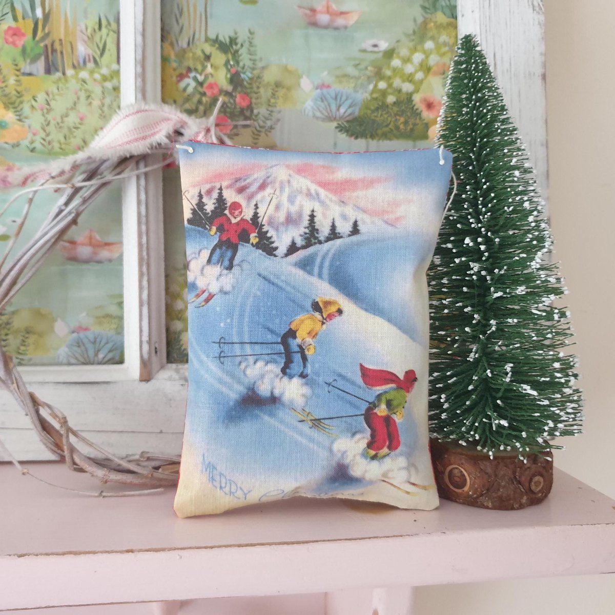 SarahBenning2's tweet image. The other new make yesterday is a must for anyone who enjoys skiing! The sachet comes ready to hang and scented with lavender or rose petals #earlybiz #shopindie #christmasgift
sarahbenning.etsy.com/listing/181012…