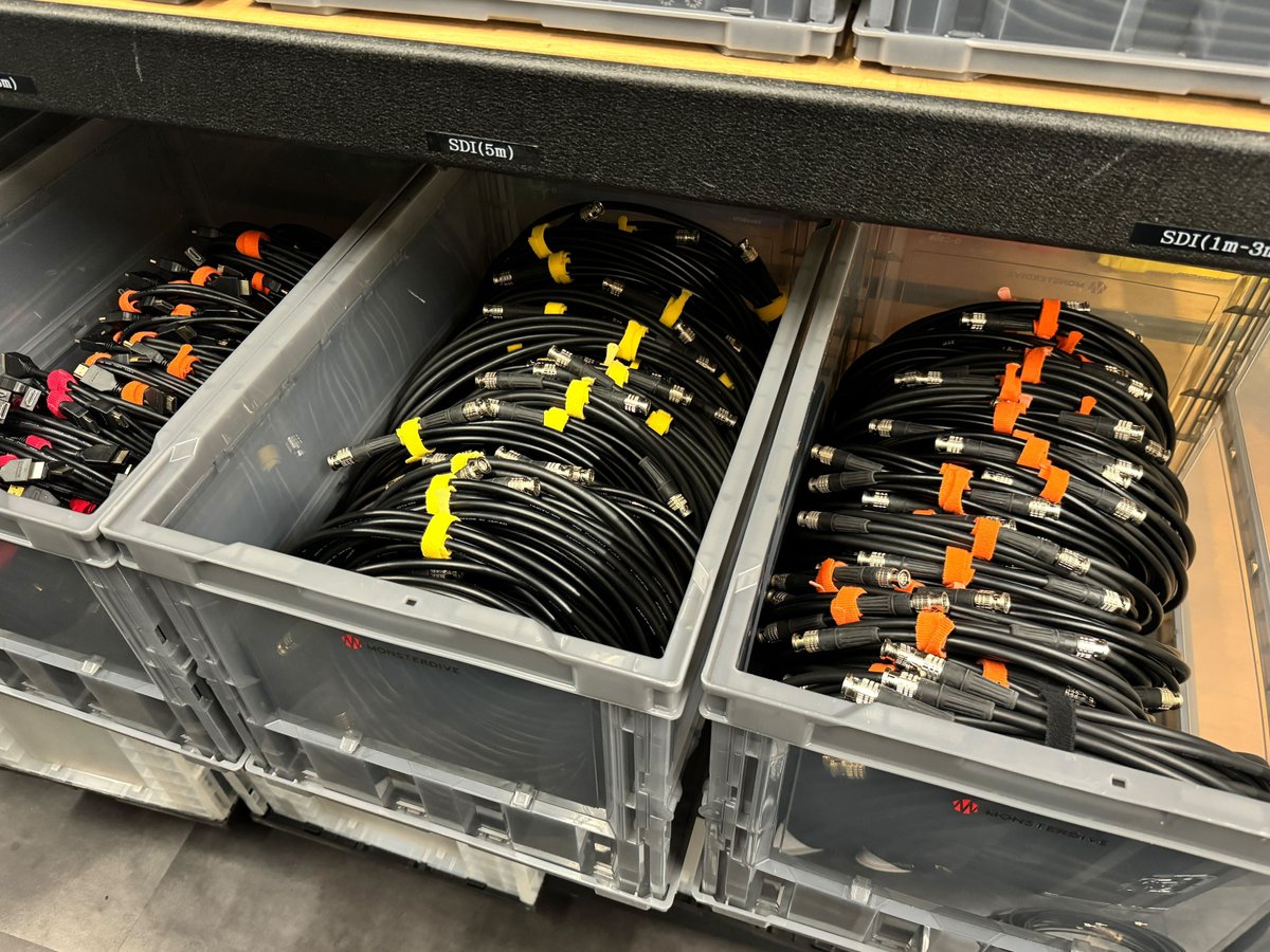 monsterdive_pr's tweet image. 【小さなこだわり‼️】
全ての現場において必需品となるのがケーブル！
LIVEチームでは、ケーブルの長さがわかるようにリップタイで色分けしたり、本数をリスト化しています📝

「たかがケーブル、されどケーブル」
日々ケーブルもしっかり管理し、丁寧に扱っています🤩

#ケーブル #リップタイ