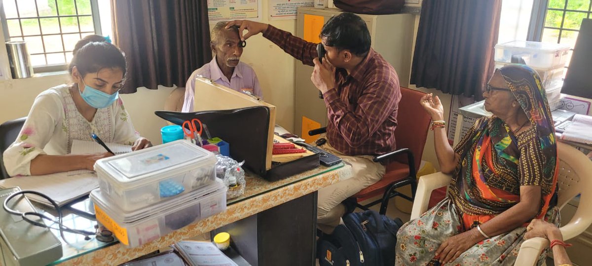 THOPrantij's tweet image. પ્રાંતિજ તાલુકા ના રાસલોડ ગામે 55 વર્ષ થી ઉપર ના તમામ વ્યક્તિ ની આંખની તપાસ કરવામાં આવી જેમાં મોટી સંખ્યામાં ગ્રામજનો ઉપસ્થિત રહ્યા હતા. તપાસ દરમિયાન જે લાભાર્થી ને મોતિયો હતો તેમને ઑપરેશન માટે સમજાવવામાં આવ્યું. તાલુકા હેલ્થ ઓફિસ પ્રાંતિજ