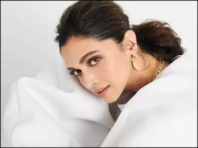 mugavarii's tweet photo. Deepika Padukone-Ranveer Singh’s New Ad Viral, Internet Asks ‘Daughter’s Name’
Deepika Noon Friends ✨✨✨
#DaughtersName #DeepikaPadukone https://t.co/hWXPDFbQOH