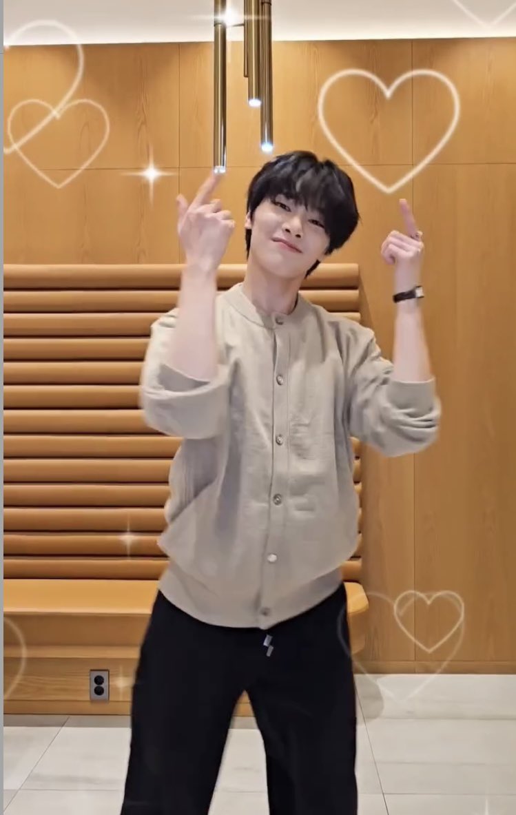 jeong2in8's tweet photo. 一年前の今日
忘れもしない
#HugMeChallenge
気狂いそうなくらい大好きになり始めた頃
今でも毎日HugMe聞いてるよ❤️
はじめてライブで生HugMe見た時の衝撃も覚えてるよ🌸✨
いつかまた聞かせてね
#아이엔 #I_N #アイエン https://t.co/HRSG8zj1R3