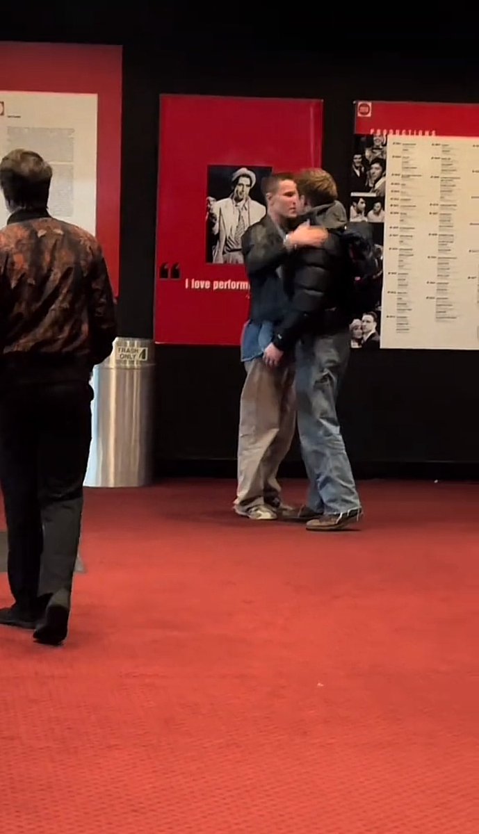 luschx_021's tweet photo. Edvin tiptoes while hugging Kit ❤️🥺 https://t.co/WnOO9O1CFc