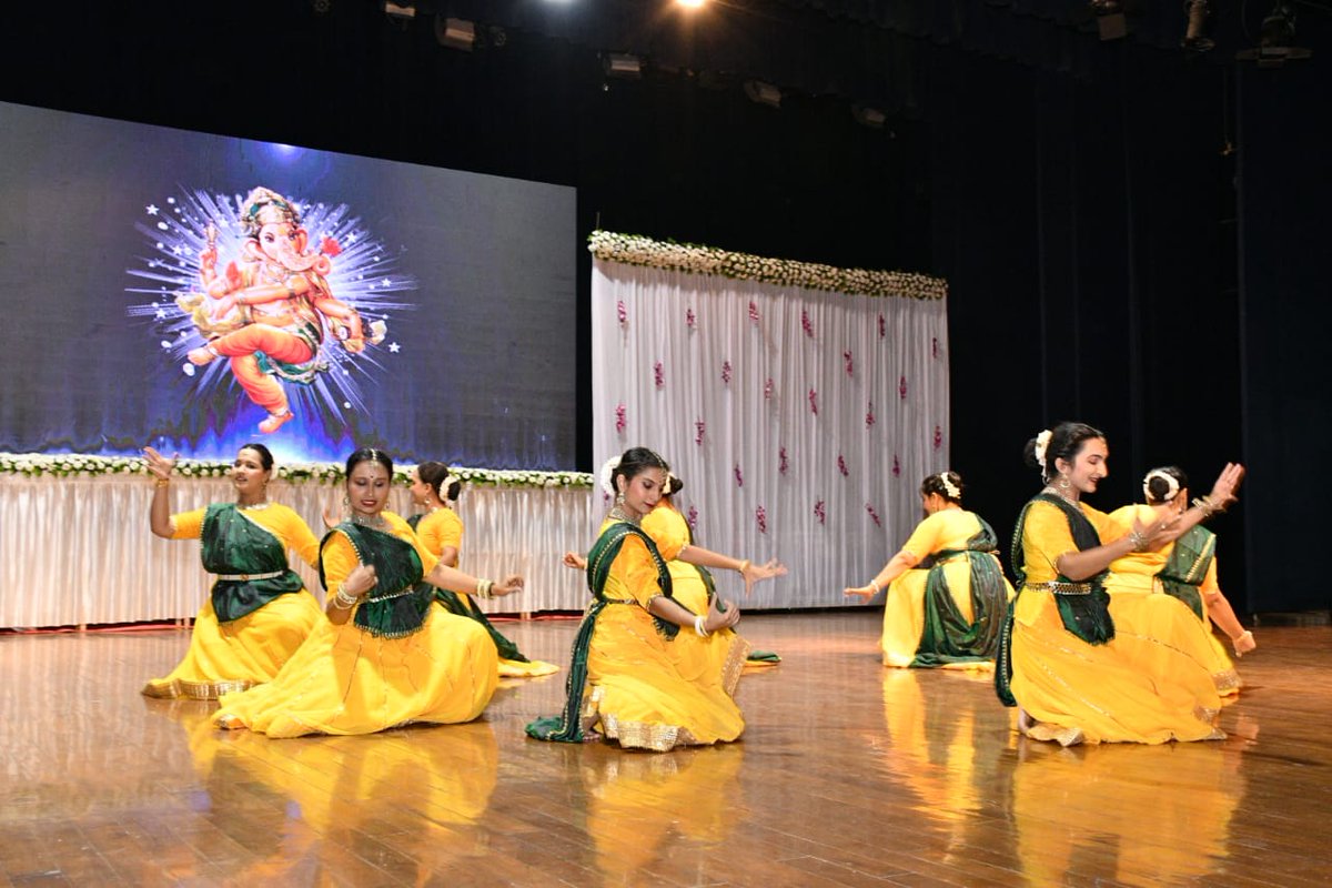 Nimu_Bambhaniya's tweet image. વિકસિત ભારત ના નિર્માણ માટે ગુજરાત છે સમર્પિત...
જીલ્લા વહિવટી તંત્ર ભાવનગર દ્રારા વિકાસ સપ્તાહ અંતર્ગત આયોજીત સાંસ્કૃતિક કાર્યક્રમમાં ઉપસ્થિત રહી કલાકારોનું અભિવાદન કર્યું હતું...
#DevelopedIndia #Gujarat #CulturalProgram #Bhavnagar