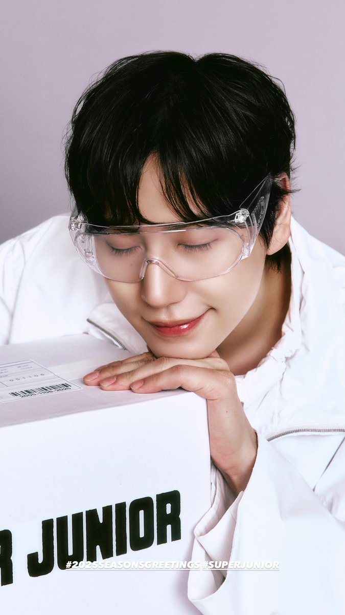 blahblah8823's tweet photo. 2025 SUPERJUNIOR SEASON’S GREETINGS  #규현 #KYUHYUN https://t.co/1BJd8pSg74