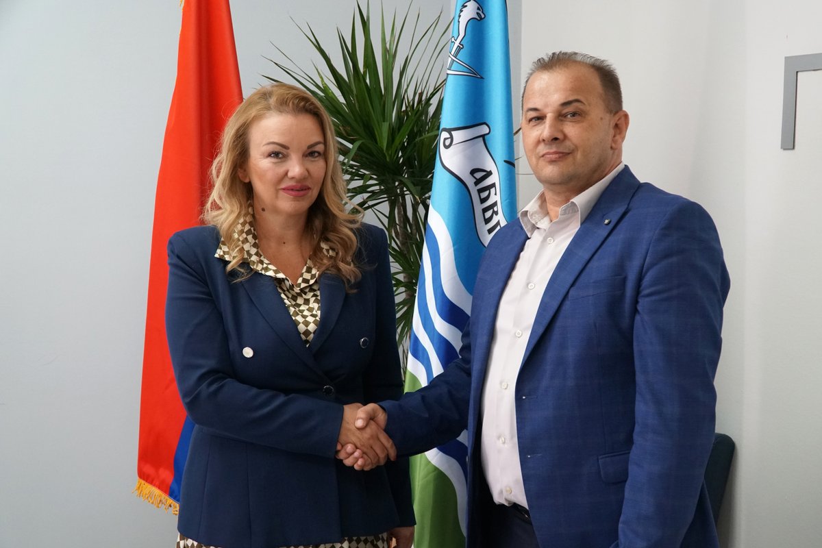 🏡Комесарка Наташа Станисављевић и земеник градоначелника Лоѕнице Петар Гавриловић уручили уговоре за стамбено збрињавање и економско оснаживање 17 избегличких породица. 🔨 🏗️ 🚜
✅Лозница је до сада, уз подршку Комесаријата, помогла више од 500 породица. 👏