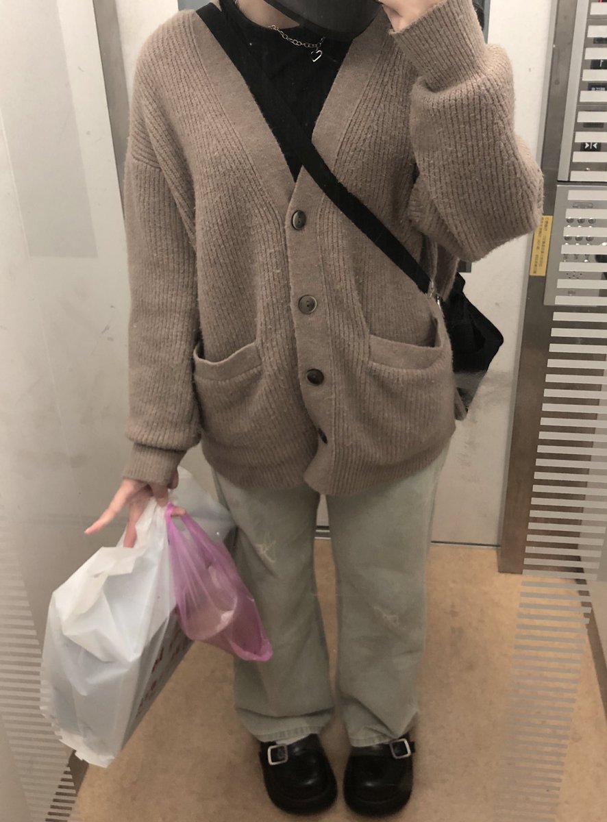 下大夜歐歐踢滴-.-✌️

手上拿ㄉ是寶寶送ㄉNB鞋鞋
跟學姊給ㄉ愛心早餐 https://t.co/FmMhMH2vXg