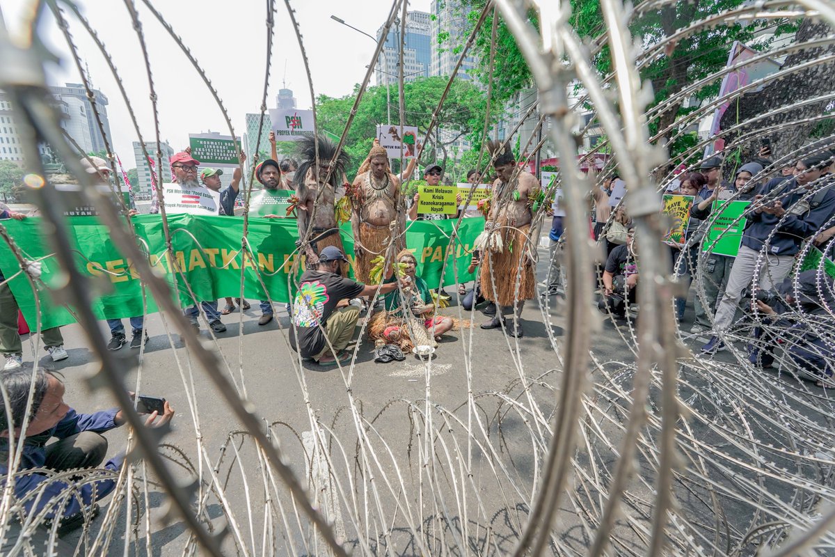 satyabumi's tweet photo. Aksi damai menolak PSN Food Estate &amp; Energy Estate Merauke...

DIBATASI DI LUAR PAGAR KAWAT.

Bantu terus suarakan untuk masyarakat adat suku Malind &amp; Yei yg tidak dilibatkan samsek dalam proses pembukaan lahan dari tanah hak ulayat mereka. https://t.co/XwGNuKLJcg