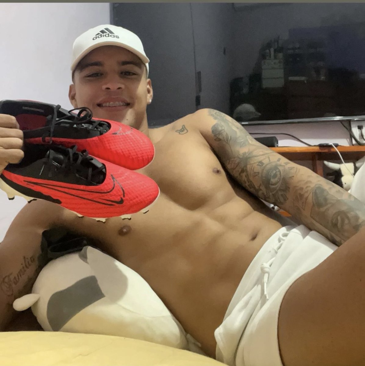 chicosLatinmx's tweet photo. Le di sus tenis https://t.co/b8QzUtoBOD