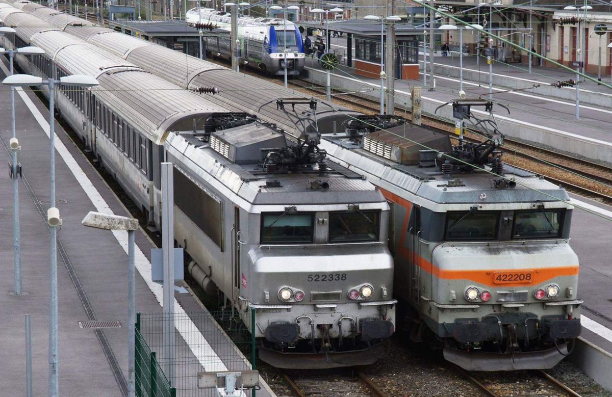CheminsdeFerTC's tweet photo. A =>#Tergnier (02) en 12-20, 2 Corail tractés par 2 =>#nezcassé s =>#BB22200. Cette gare est à la croisée des lignes qui viennent d'Amiens, Lille ou Maubeuge/Valenciennes, qui partent vers Reims (=>#AGC à quai ?) ou Paris.
Auteur non identifié, source : https://t.co/x9wFWnljmq https://t.co/hQzpsbJ9LA