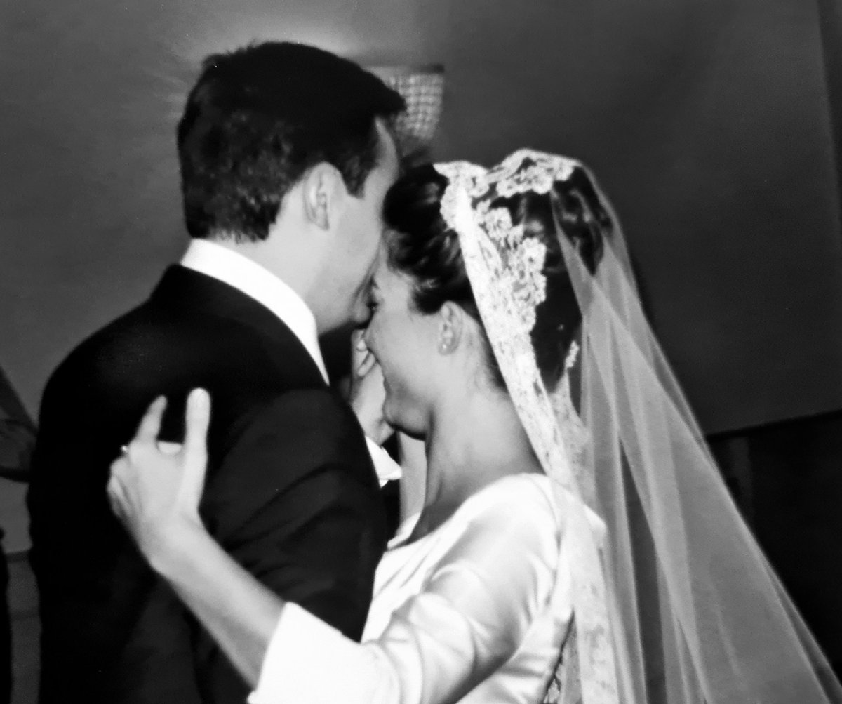 Amanecía ya de un día de San Fermín. En silencio y mirando a los pies de "Carlos III el noble" hacia los tejados de la Plaza del Castillo. Sonrió y me preguntó ¿"En serio?" "Totalmente , ¿Te quieres casar conmigo?" El beso me dio la pista. Hoy  #25años casados. Te veo maitia.