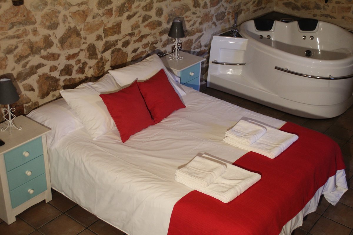 aldeaecorural's tweet photo. 🌟 Descubre nuestra casita romántica Relax en Castellón, equipada con jacuzzis en forma de corazón. Perfecta para una escapada inolvidable en pareja. ¡Haz de tu estadía un sueño hecho realidad! ❤️🏡 #Romántico #Castellón https://t.co/38k91Adfol